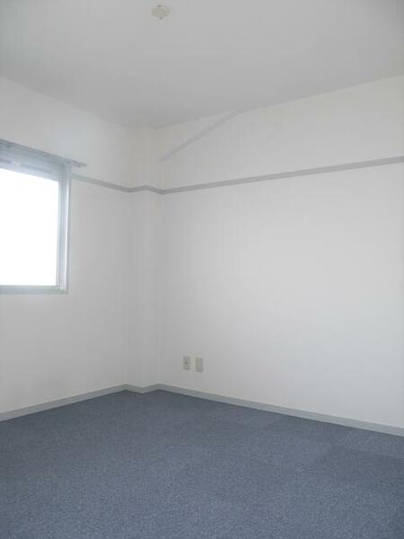 画像10:北側（共用廊下側）の６帖洋室です。床はカーペット敷きです。