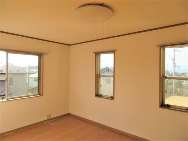 画像4:７．５畳の洋室は窓が３つあり明るく開放感があります。