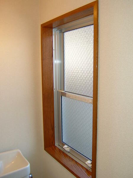 画像13:トイレ内にも小窓が有ります