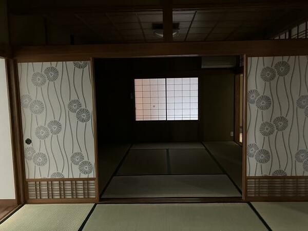 画像7:１階和室　襖紙がかわいい和室です