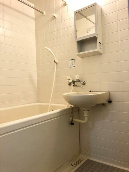 画像8:浴室乾燥機付のバスルームです。収納ＢＯＸ付鏡があります。（別室参考画像）