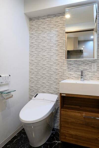 画像6:温水洗浄便座機能付きトイレと大きな鏡付き洗面化粧台