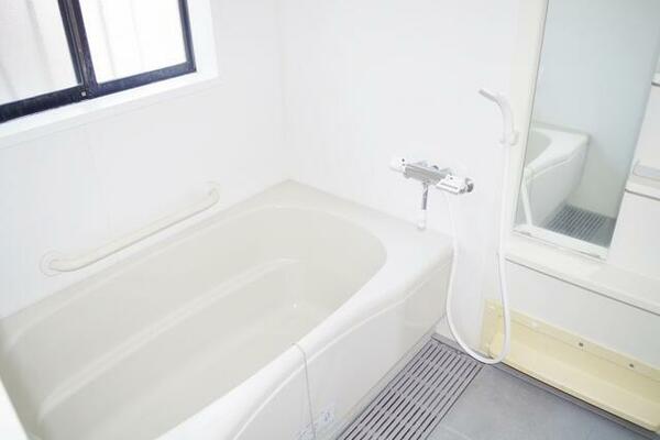 白を基調とした清潔感溢れる浴室。。。