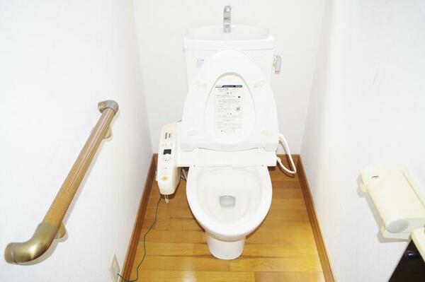 安全を配慮し、トイレは手摺りを標準装備していますので、ご年配の方にも安心です！