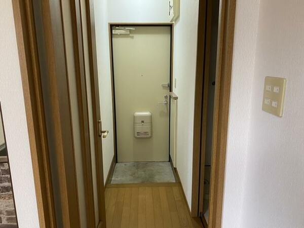 画像8:下駄箱付きの玄関です。床も綺麗です。
