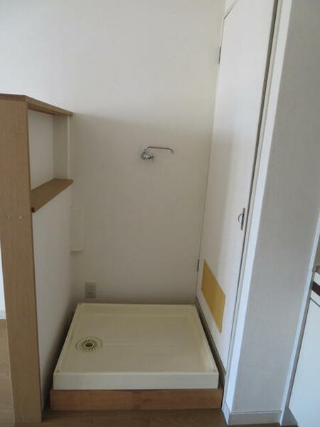 画像7:洗濯機置場（扉は夜間給湯器があります）