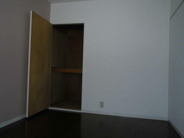 画像13:寝室　収納スペースたっぷりです。
