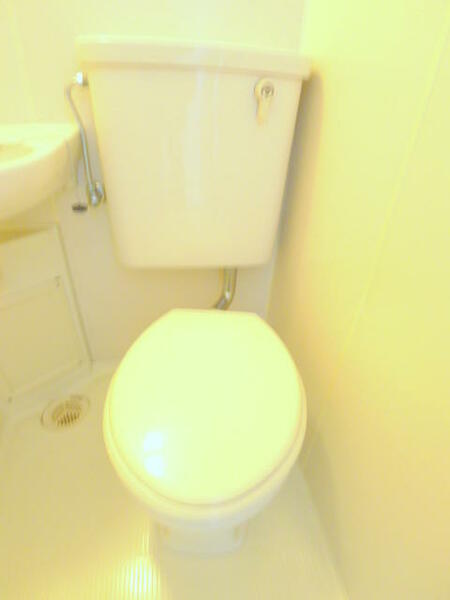 画像11:バス・トイレ同室。お手入れしやすい３点ユニットタイプ