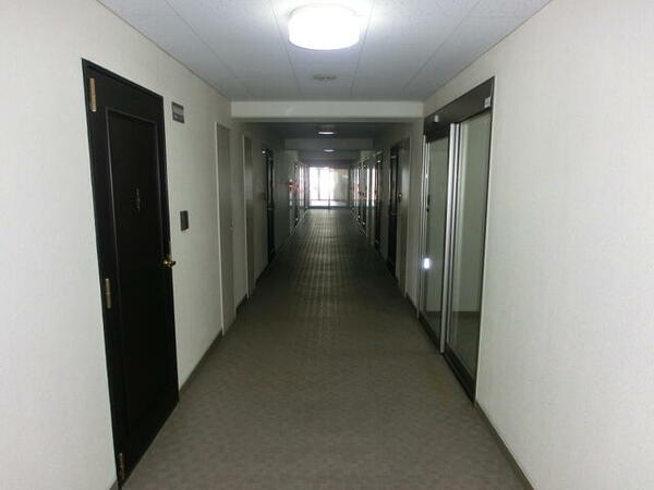 画像13:建物内は内廊下となっています。