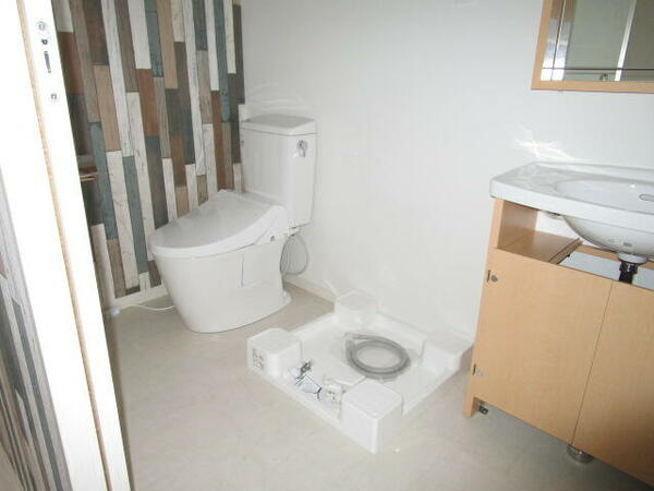 画像15:洗面・洗濯機置き場・トイレが同居しております