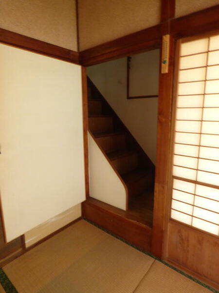 階段　２階への階段は扉の奥にあります。