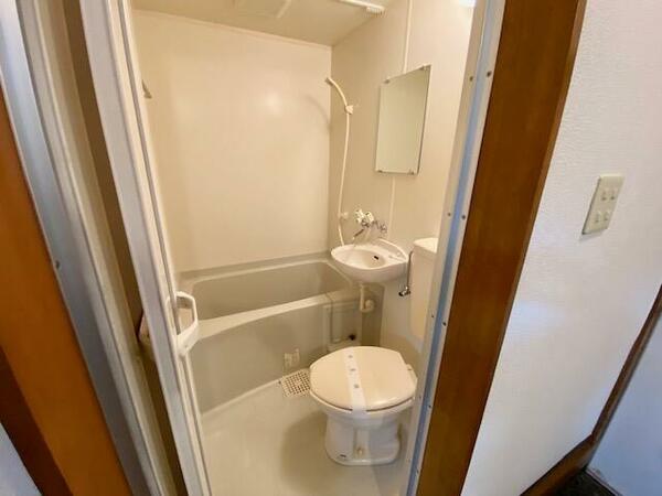 浴室：バスルームは３点式ユニットバスになります。