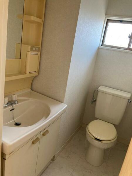 トイレ：お手洗いの概念でトイレと洗面台が一緒の空間にあります