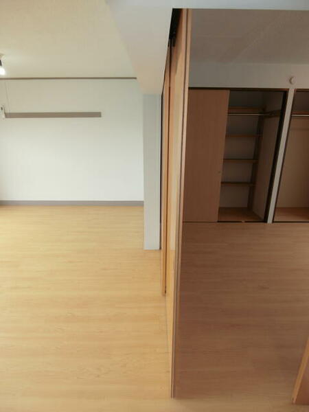画像11:洋室６帖　扉を全開にするとＬＤＫとつながり広々としたスペースになります！