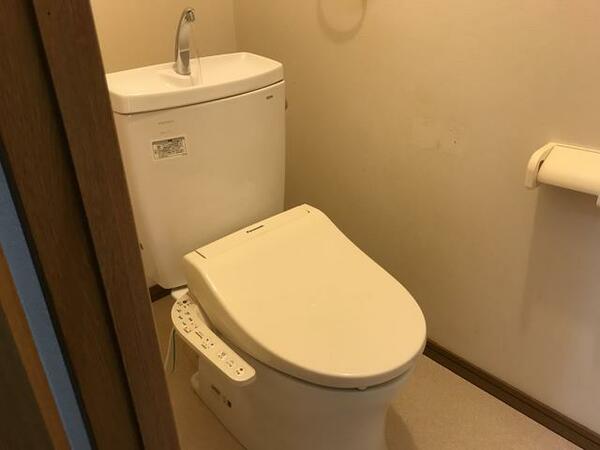 画像11:温水洗浄便座付のトイレ
