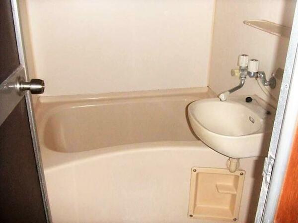 画像5:バストイレ別で洗面台も付いてます☆