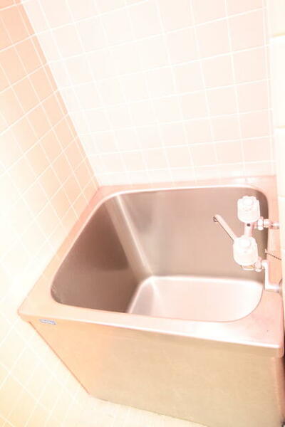 画像7:コンパクトな浴室