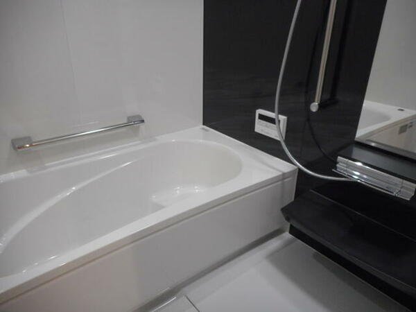 画像8:浴室には経済的な追焚機能・浴室乾燥機完備です！