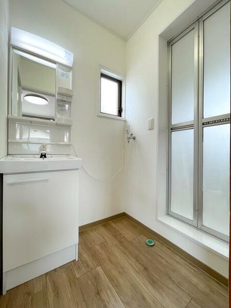画像9:脱衣所＆室内洗濯機置き場、小窓あり