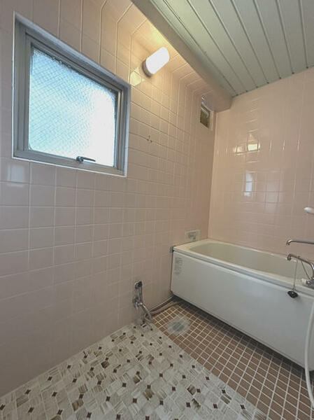 画像11:追焚く機能付きのゆったりした浴室です。窓もあり常に換気が充分にできます。