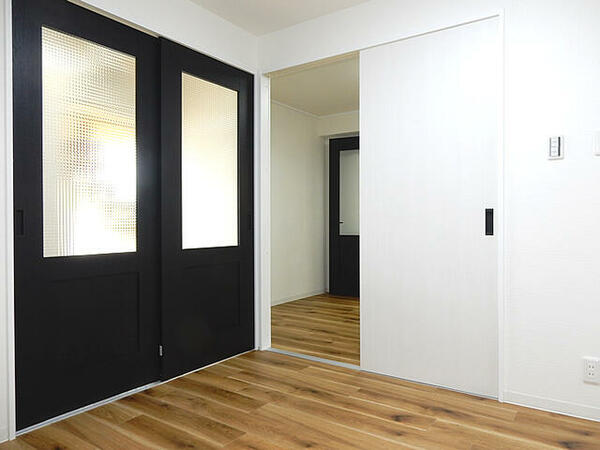 画像6:台所と洋室６畳とは引違い扉でセパレートもオープンにも自由なスタイルで住めます。
