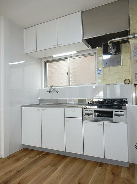 画像9:ガスコンロ３口使用のワイドキッチンで窓もあり換気が出来ていつも清潔感が維持できます。
