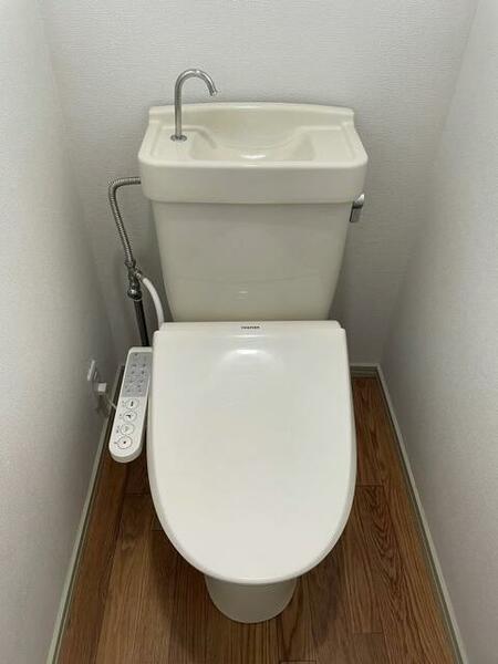 画像13:温水洗浄便座付きトイレ