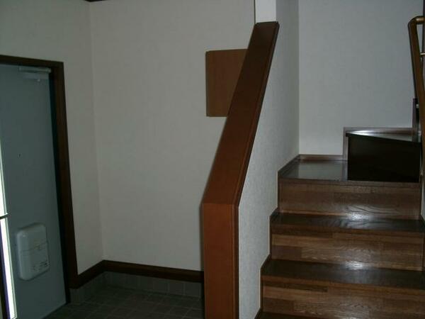 画像8:玄関、階段