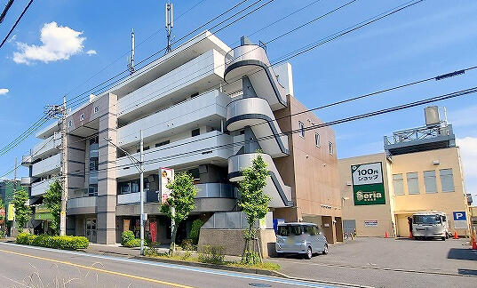 画像2:田島通り沿い　１，２階部分は店舗事務所事業用　３階～住居賃貸マンション。１００円ショップ隣接