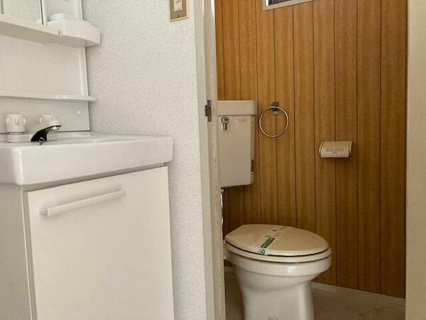 画像16:シンプルな洋式トイレです