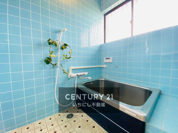 明るい色調の清潔感のあるバスルーム。