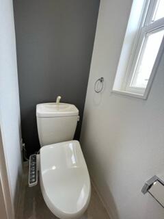 トイレはシックな色のポイントクロスでオシャレ空間♪便座は交換済みです。