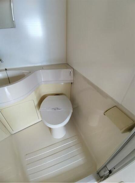 画像6:ユニットバス内のトイレです。