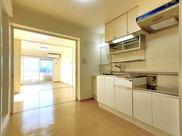 画像7:広いキッチンは調理スペースがあり、使い勝手良好です。経済的な都市ガスです。