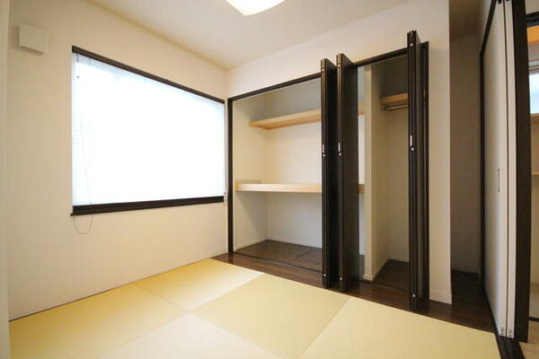 畳スペースには収納があり、オフシーズンの寝具など多くの物を収納できます。