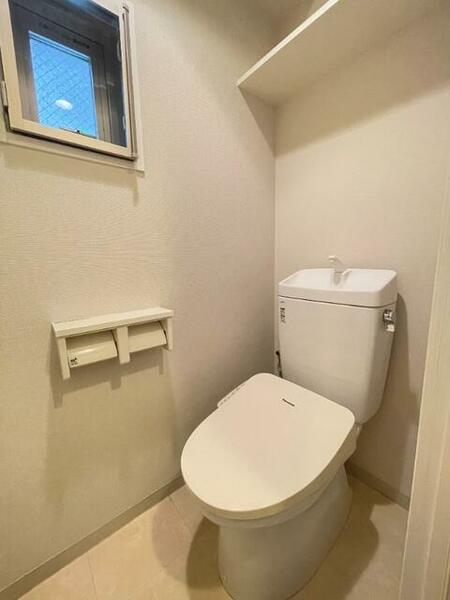 画像7:窓付き温水洗浄便座トイレ（写真は同タイプの別室。実際の写真とは異なります）