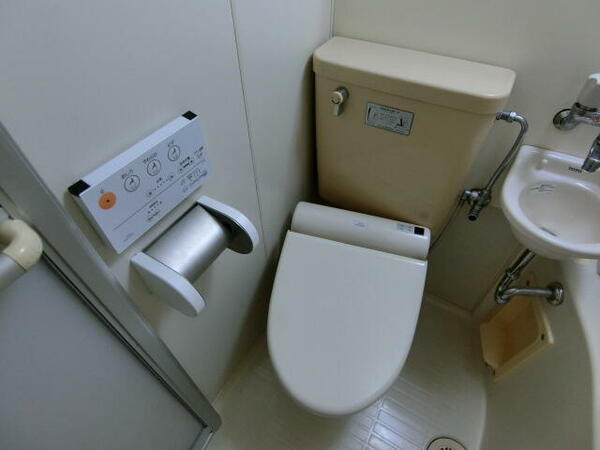 画像9:（同仕様２０３号室写真）ウォシュレット機能も付いたトイレ。座りながらの操作が出来て楽チン。