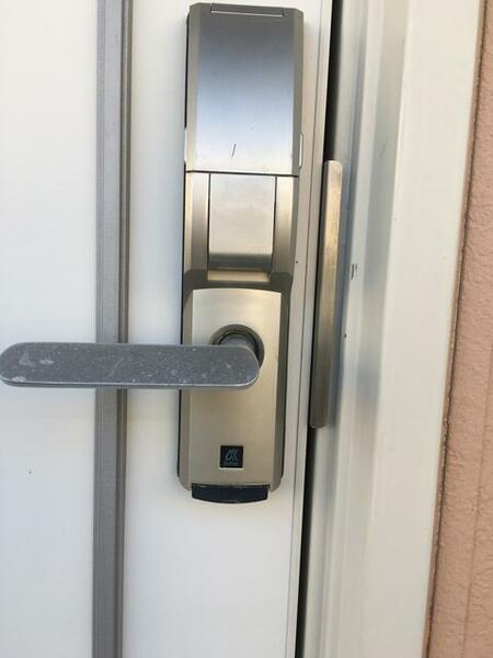 画像15:外廊下玄関扉の鍵はデジタルキーです。