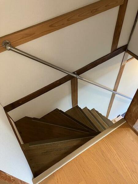２階から１階に降りる階段