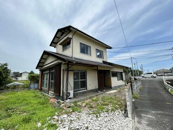 写真の左側は駐車場として整地済みです