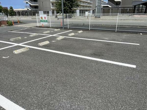画像15:駐車場は２．５ｍ×５ｍ（車止め付）が１５台分あります。