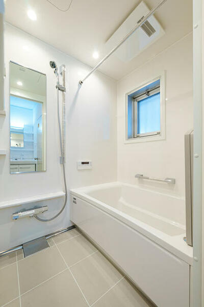 画像9:真っ白な浴室は清潔感があります