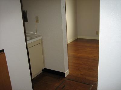 画像5:奥に６帖の洋室があり、左手前に洗面化粧台が見えます。