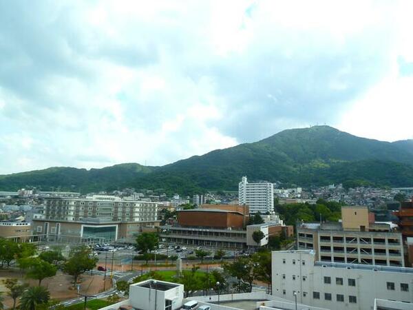 画像8:バルコニーからは皿倉山が眺められます。