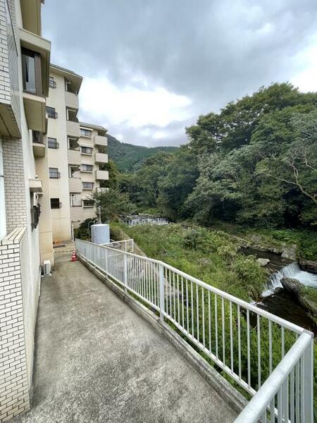 画像4:お部屋は１階でも２階部分以上の高さで新崎川を望む眺望