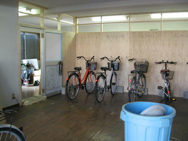 画像14:自転車置き場（１階室内スペースです。）