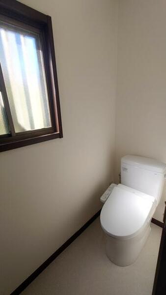窓有り新品１階温水洗浄便座トイレ