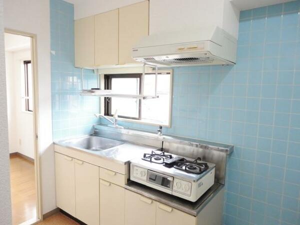 画像3:青いタイルがきれいなキッチン！窓もついていて明るいキッチンです！