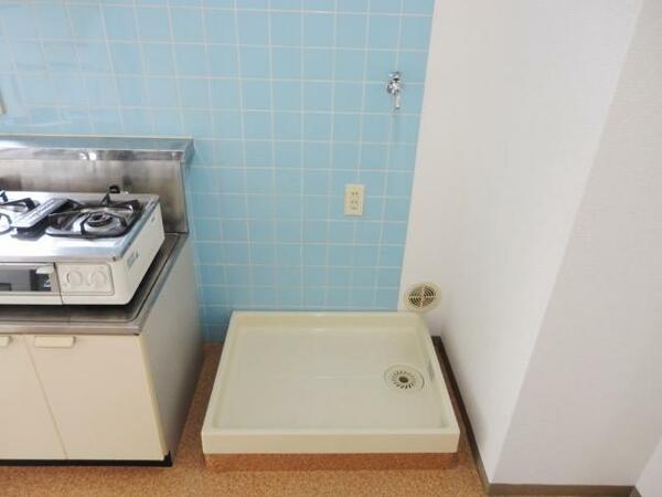 画像4:キッチン横の洗濯機置き場！防水パン完備！