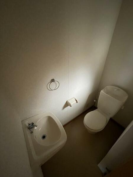 画像10:トイレ内に小さな手洗いシンク付き★窓もあって衛生的